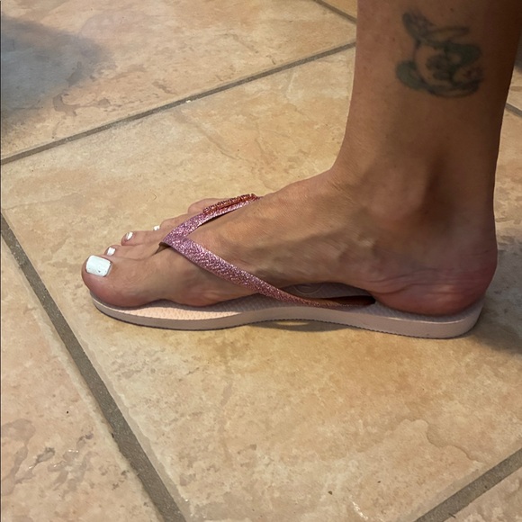 Havaianas rose gold glitter flip flops. Size 7/8. - Picture 6 of 6
